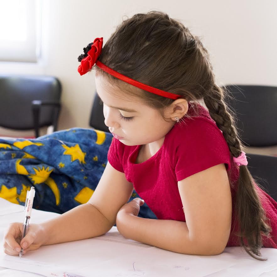 dievčatko sa uči písať